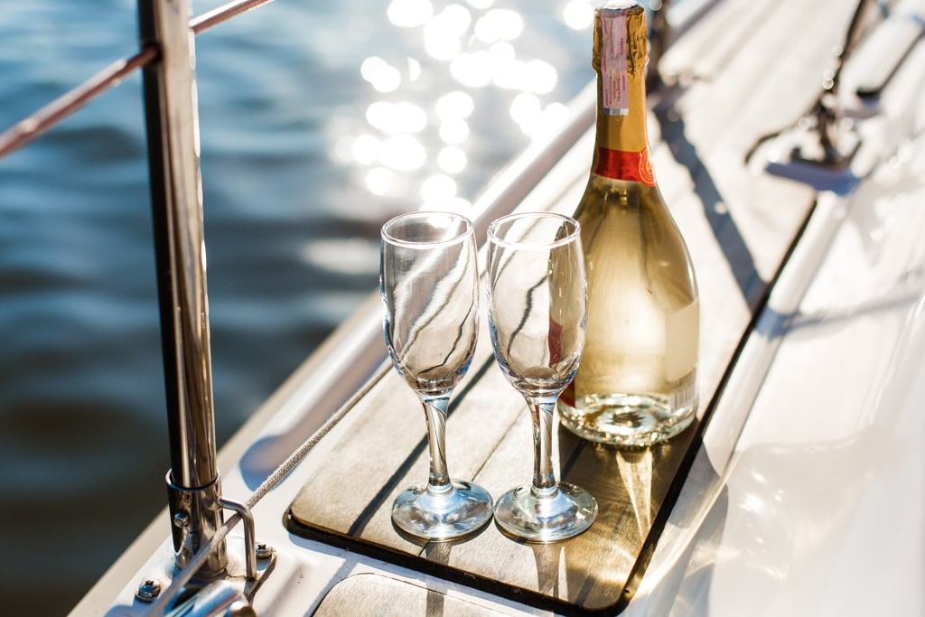 Dinner Cruise on a Yacht for Rent in Dubai